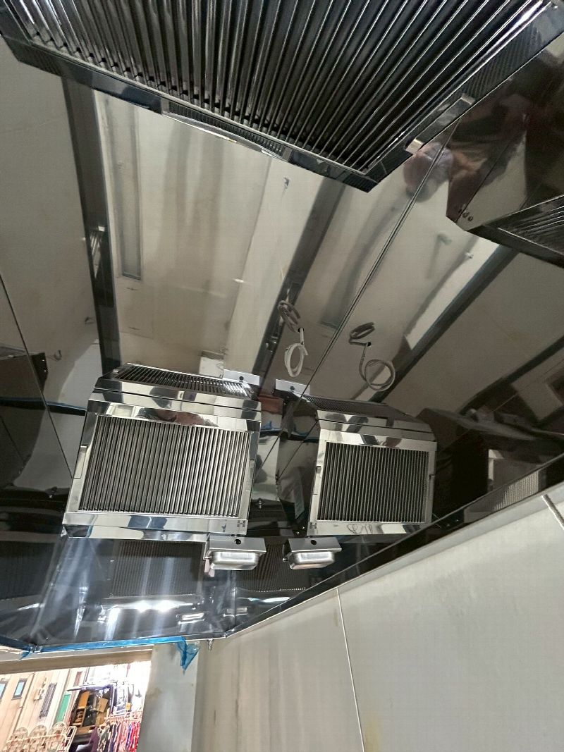中洲川端・商店街での厨房排煙ダクト＆断熱工事が完了しました！（写真2）