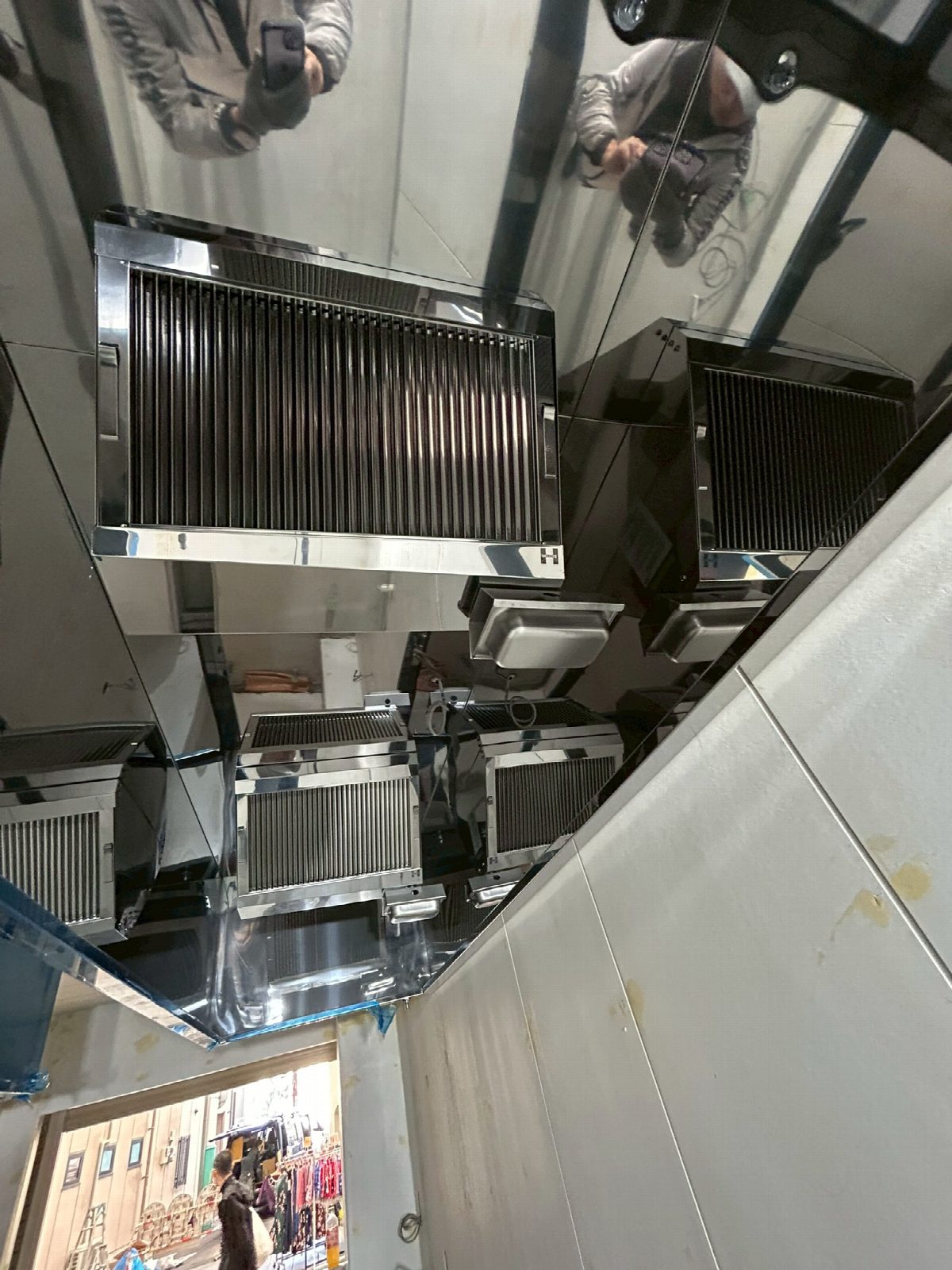 中洲川端・商店街での厨房排煙ダクト＆断熱工事が完了しました！（写真1）