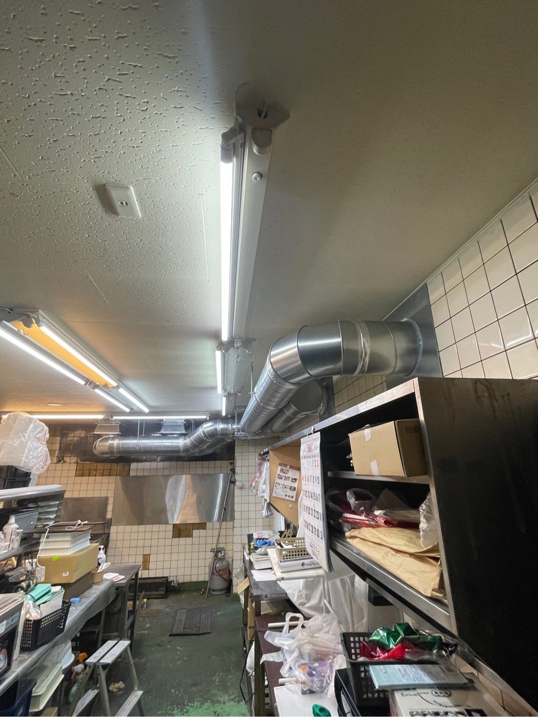 天井下露出ダクト工事完了しました。（写真1）