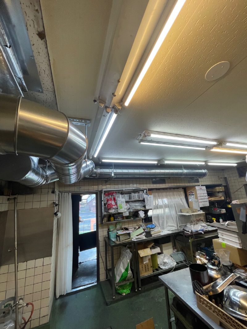 天井下露出ダクト工事完了しました。(写真7)