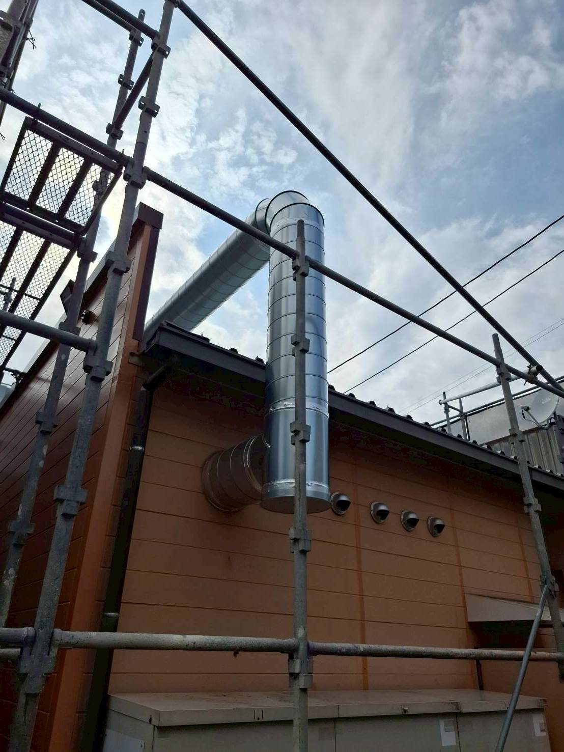 お弁当チェーン様ファン定期交換（写真1）