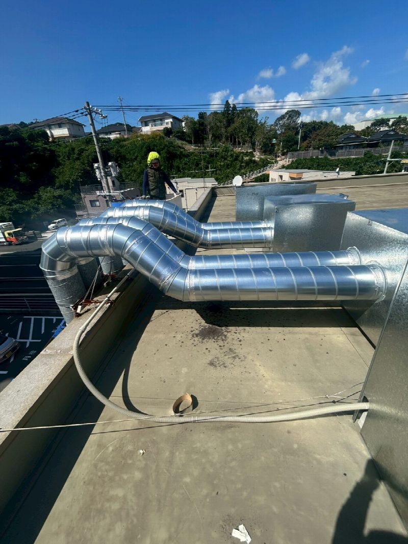 海沿いの店舗も安心!強力ファン交換と塩害対策カバー設置(写真4)