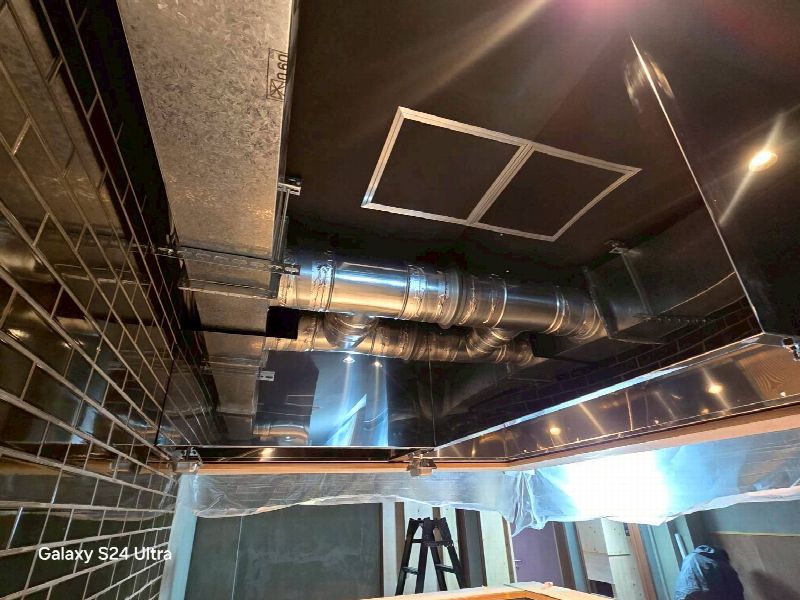 かわ屋の大量煙対策で特注排煙システム導入しました。（写真3）