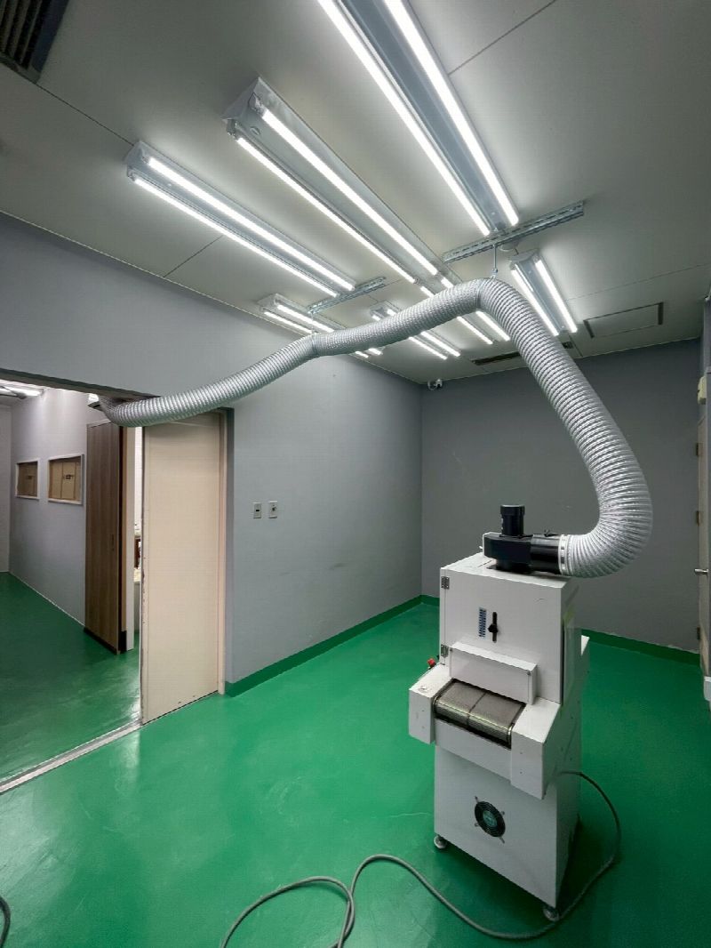 化学臭もお任せ！アクリル制作の現場を支える脱臭ダクト工事（写真2）