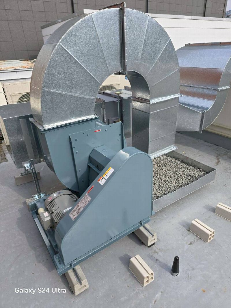 ビルの壁面高くにダクトを配管する大型施工事例（写真4）