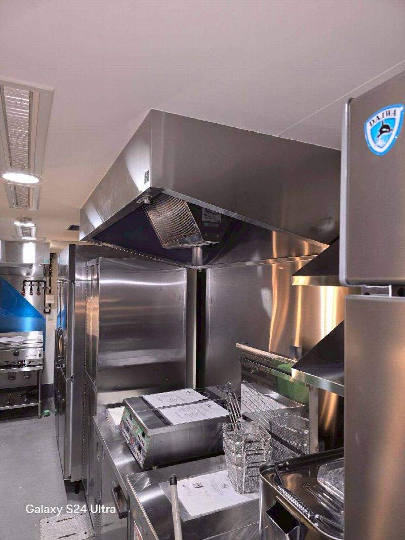 ビルの壁面高くにダクトを配管する大型施工事例(写真8)