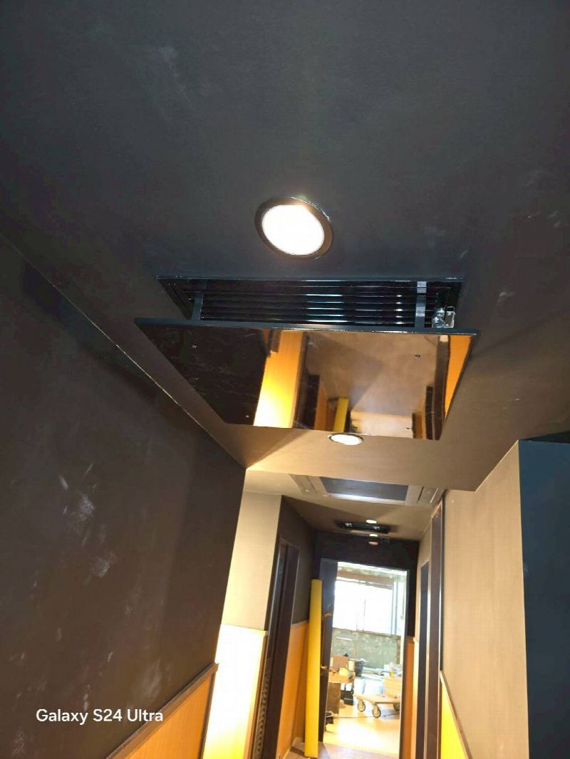 ビルの壁面高くにダクトを配管する大型施工事例(写真13)