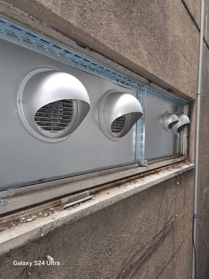 ビルの壁面高くにダクトを配管する大型施工事例(写真18)
