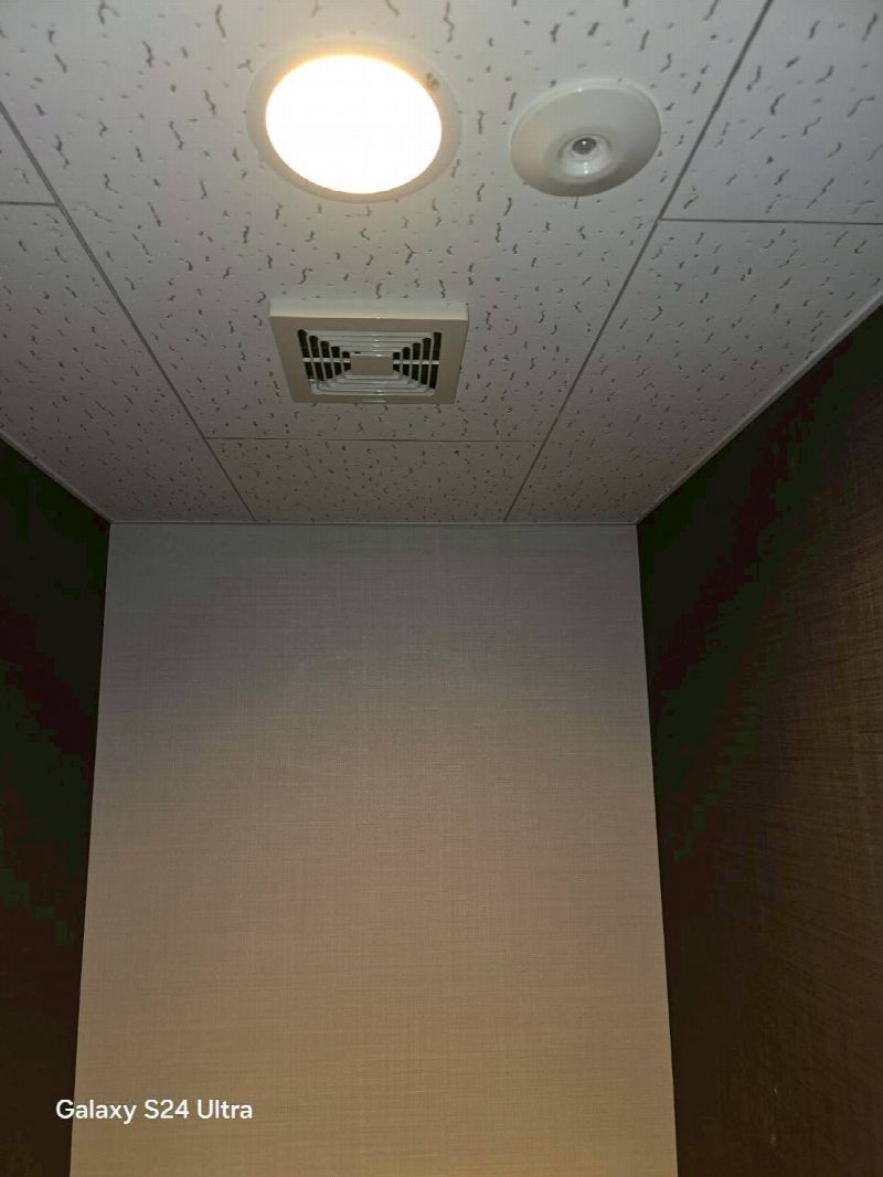ビルの壁面高くにダクトを配管する大型施工事例(写真14)
