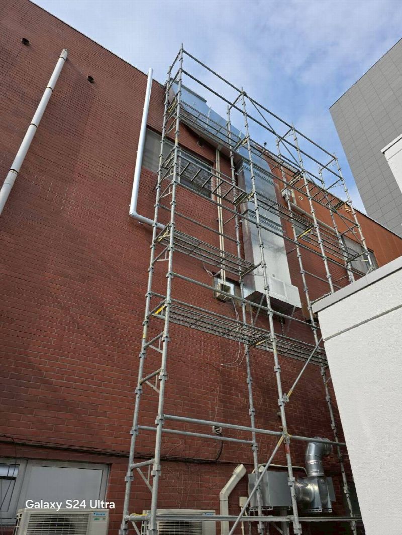 ビルの壁面高くにダクトを配管する大型施工事例(写真2)