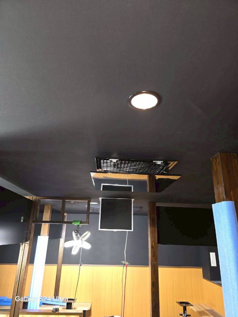 ビルの壁面高くにダクトを配管する大型施工事例(写真19)