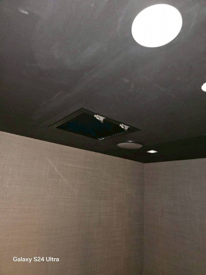 ビルの壁面高くにダクトを配管する大型施工事例(写真17)
