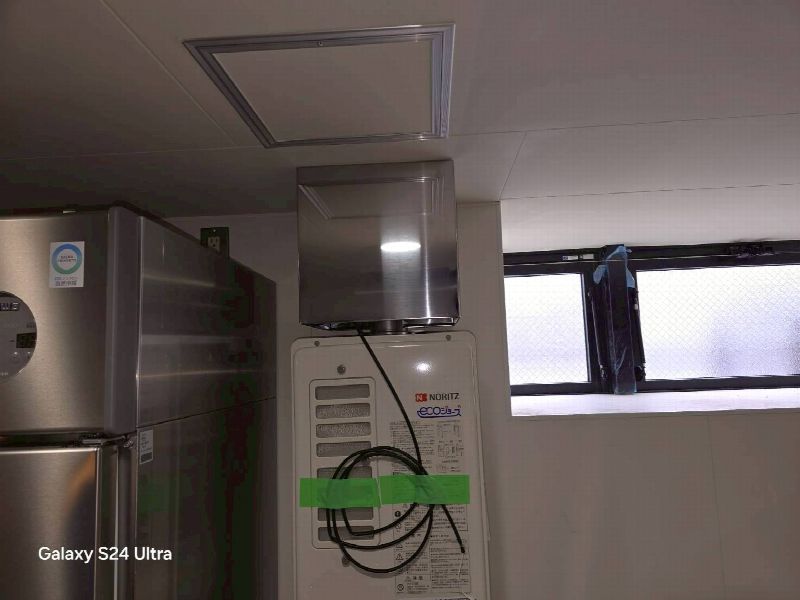 ビルの壁面高くにダクトを配管する大型施工事例(写真9)