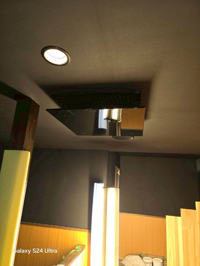 ビルの壁面高くにダクトを配管する大型施工事例(写真12)