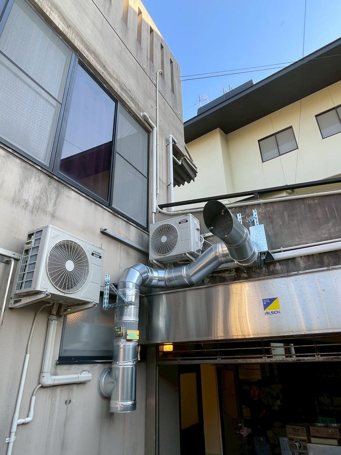 福岡を代表する老舗旅館様！おもてなしの舞台裏を支える厨房ダクト施工事例（写真1）